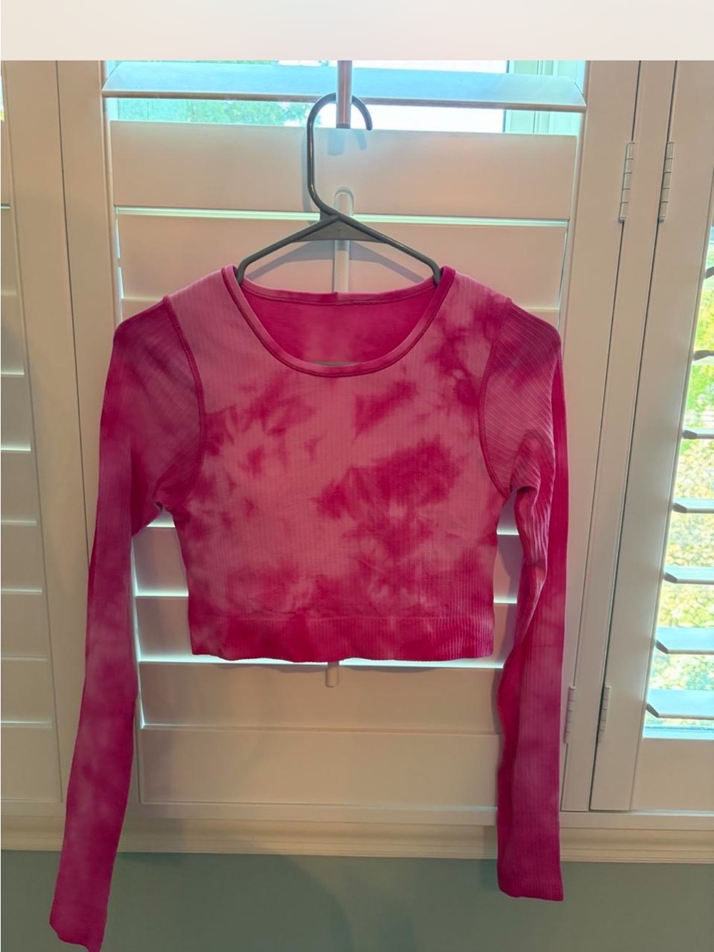 Lululemon- workout Crop Top size 6 fits like a 4 (read below 👇🏻)